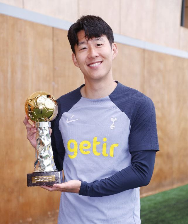 جایزه بهترین فوتبالیست آسیا به سون رسید (عکس) 